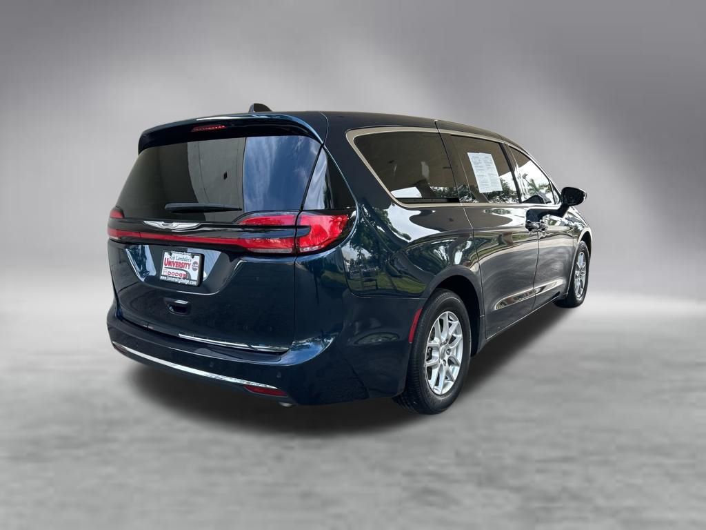 2024 Chrysler Pacifica Touring L's photo