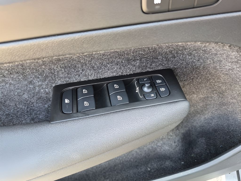 Used Car 2022 Volvo Xc40  R-design For Sale Under $20,000 In Austin, Texas