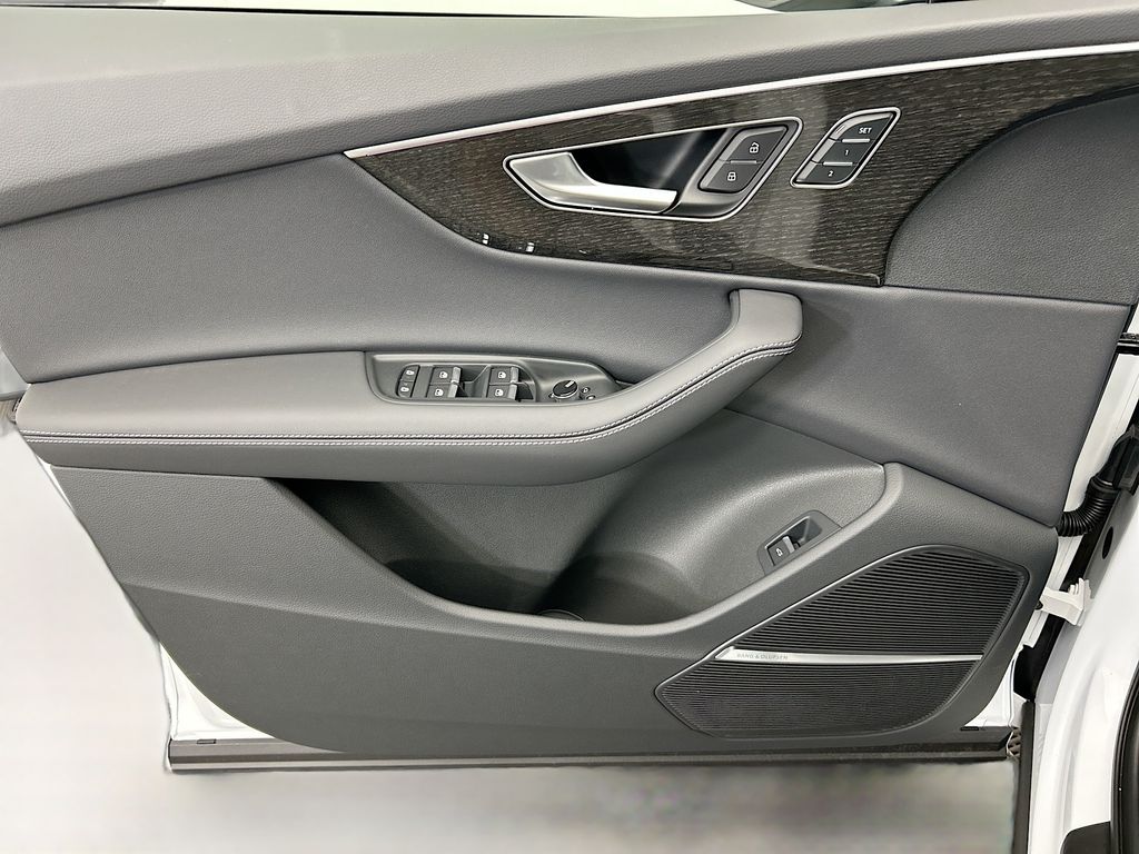 Thumbnail: 2026 Audi Q7 - 24