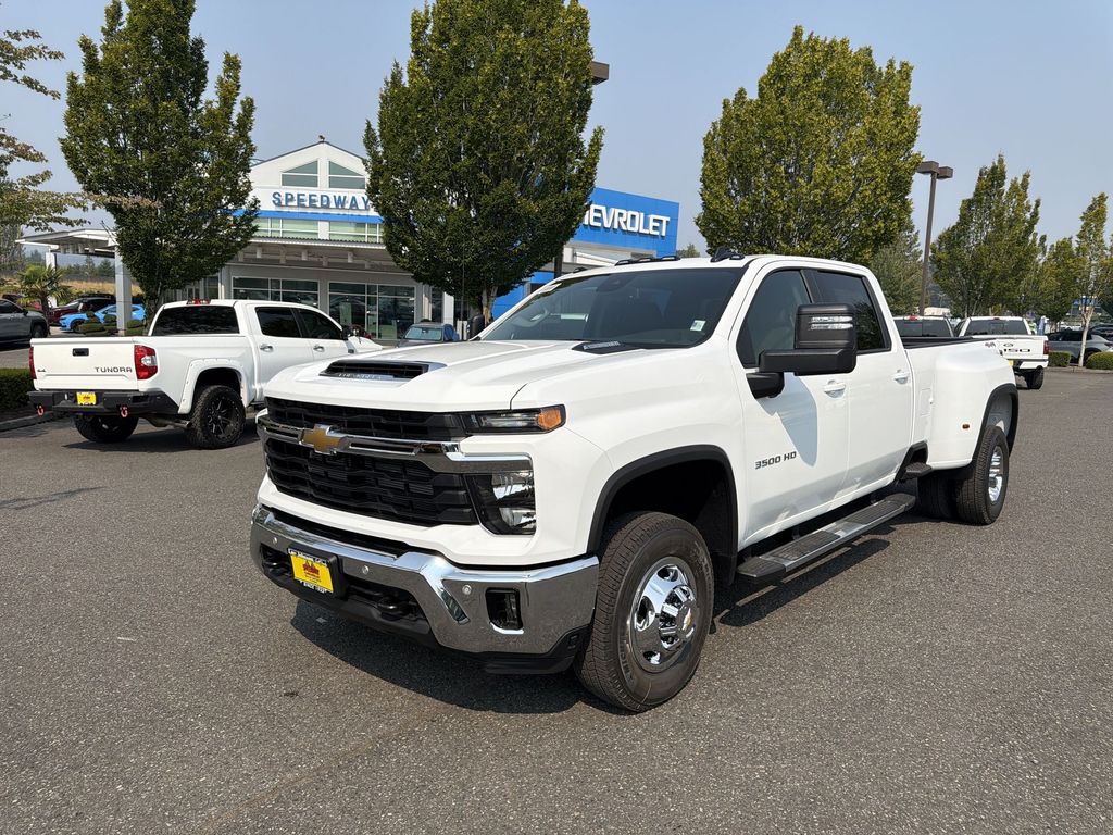 Summit White 2026 Chevrolet Silverado 3500HD Pickup Truck Four-Wheel Drive Automatic