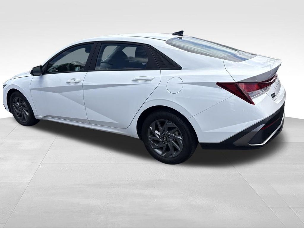 Used 2024 White Hyundai SEL image 12