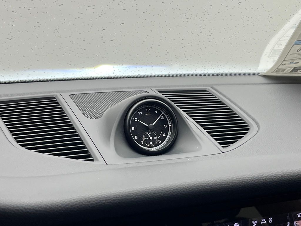 2025 Porsche Macan  18