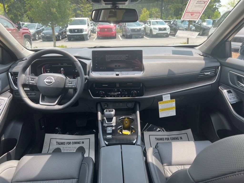 2025 Everest White Pearl/Super Black Nissan Rogue Platinum FWD SUV
