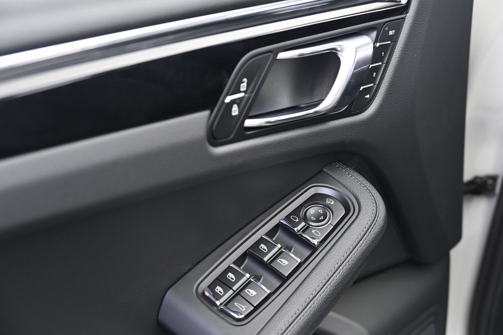 Thumbnail: 2026 Porsche Macan - 27