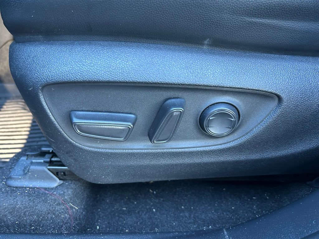 Thumbnail: 2023 Toyota Highlander - 17