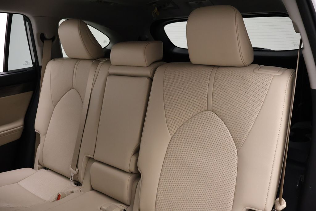 Thumbnail: 2024 Toyota Highlander - 18