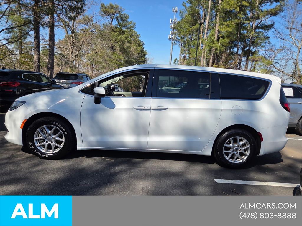 Used 2022 White Chrysler LX image 3