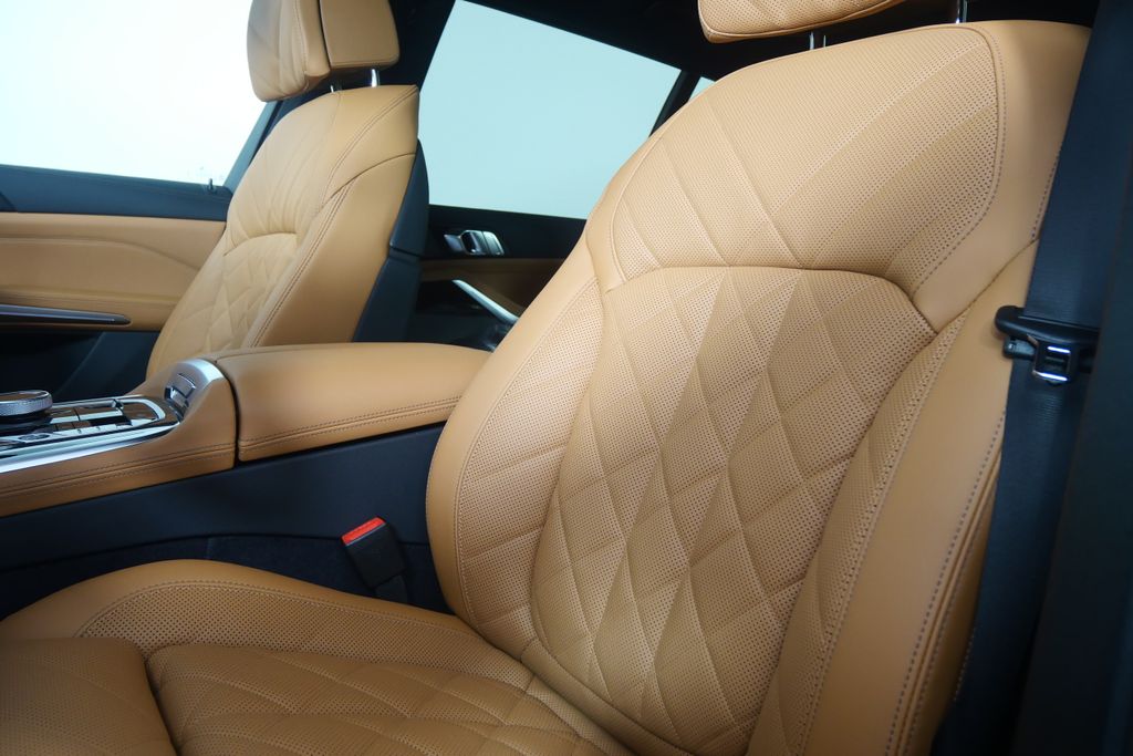 Thumbnail: 2026 BMW X7 - 10