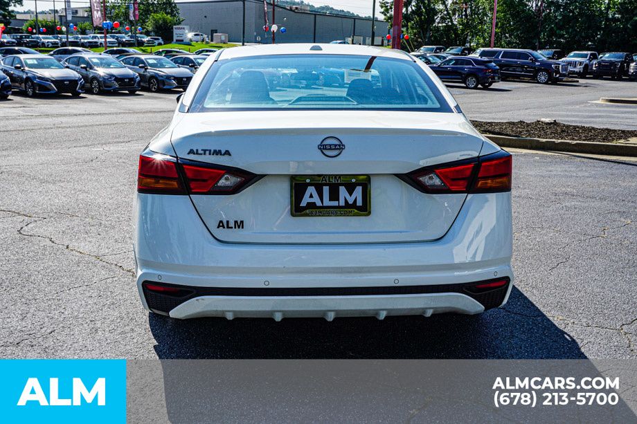 Used 2025 White Nissan 2.5 SV image 10
