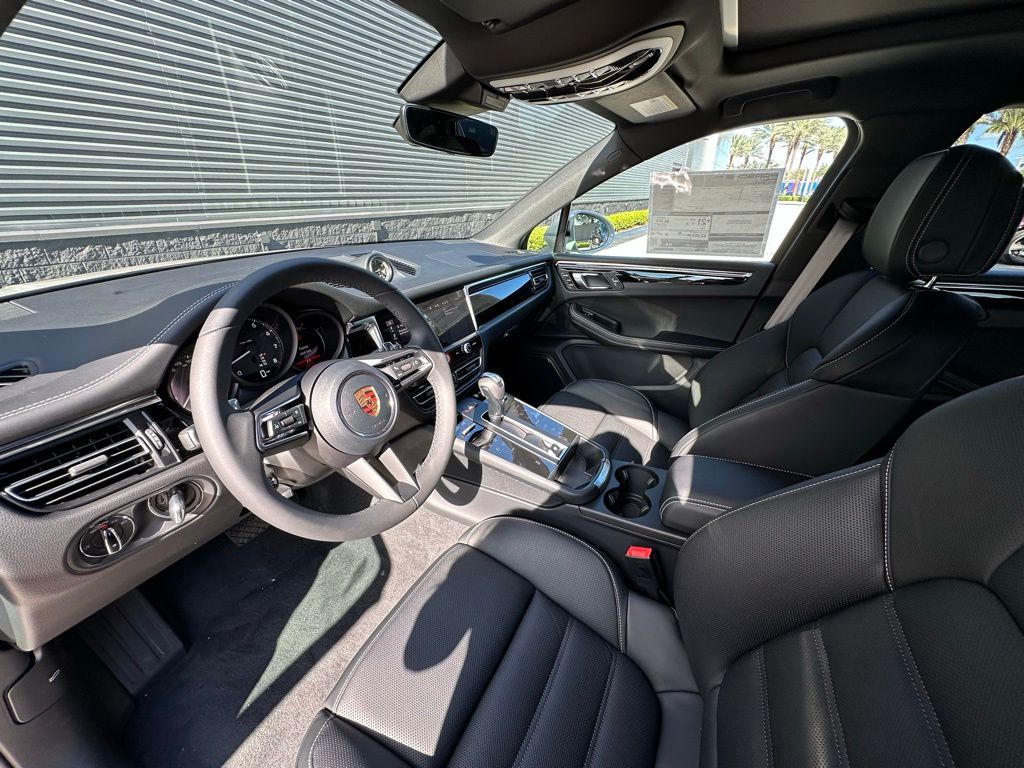 Thumbnail: 2026 Porsche Macan - 4