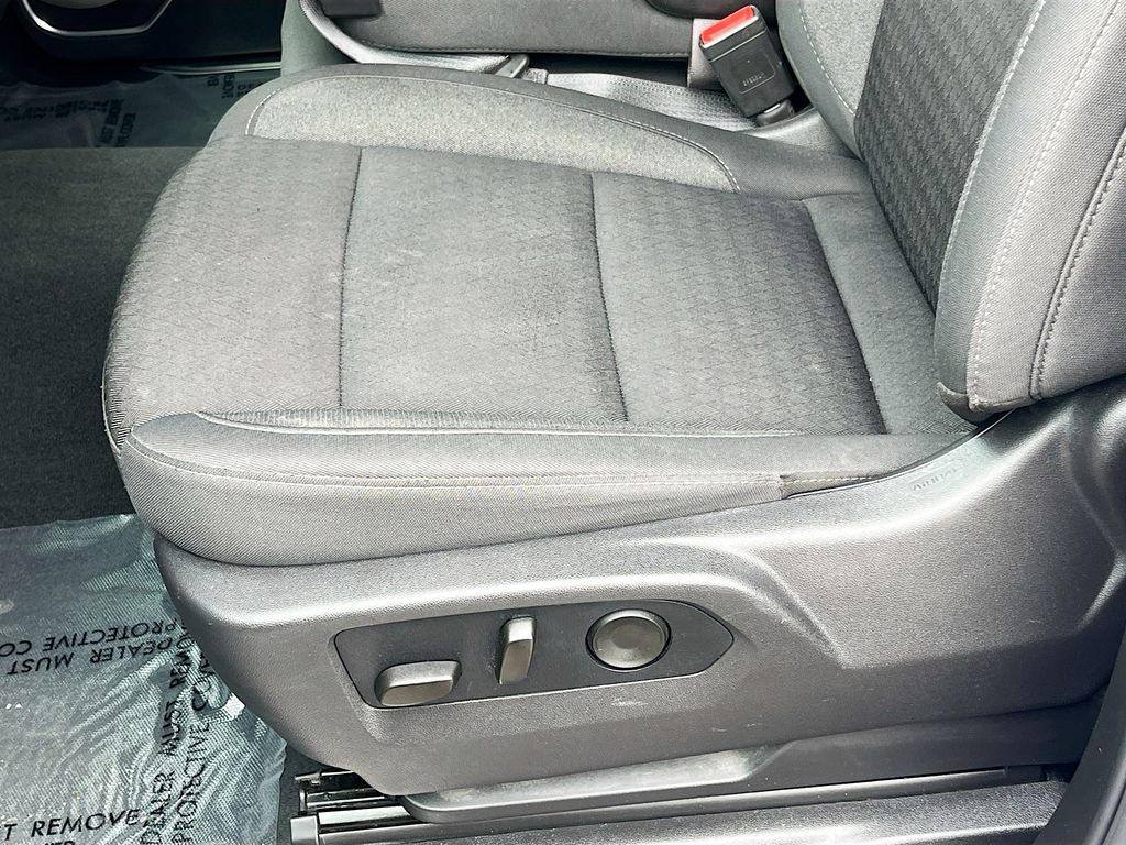 Used 2025 White Chevrolet LT image 19