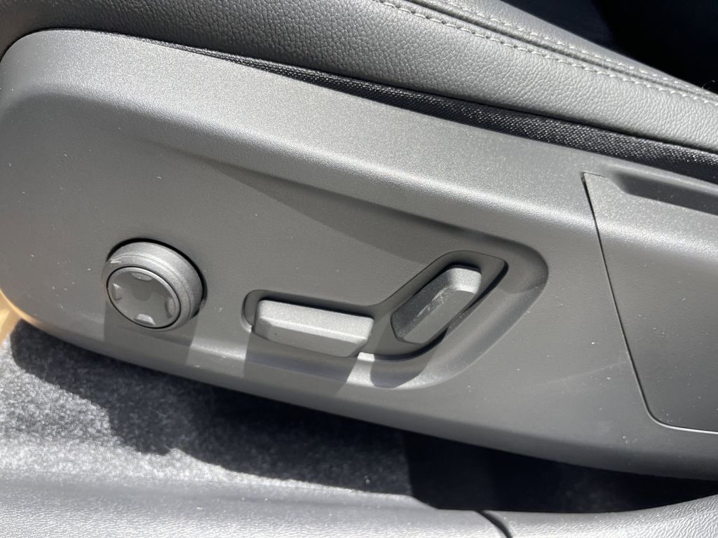2025 Volvo XC40 B5 Core photo