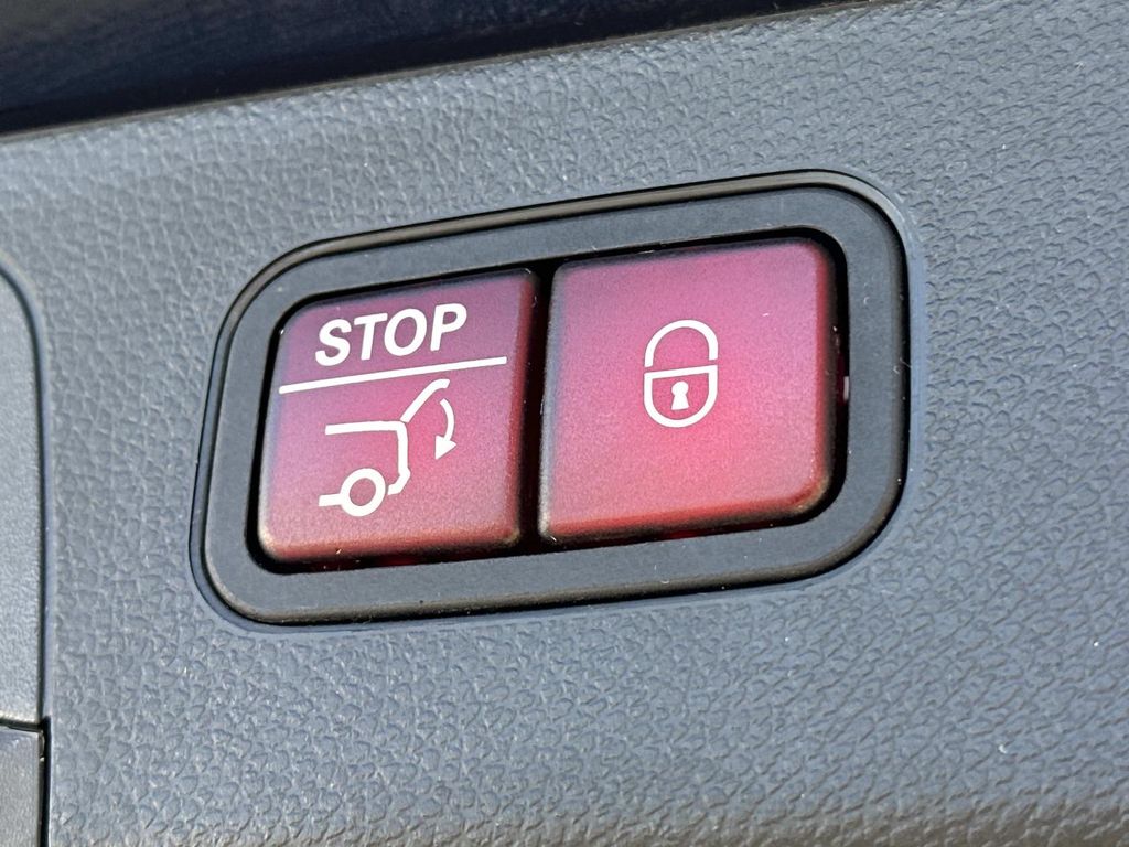 Thumbnail: 2017 Mercedes-Benz GLC - 24