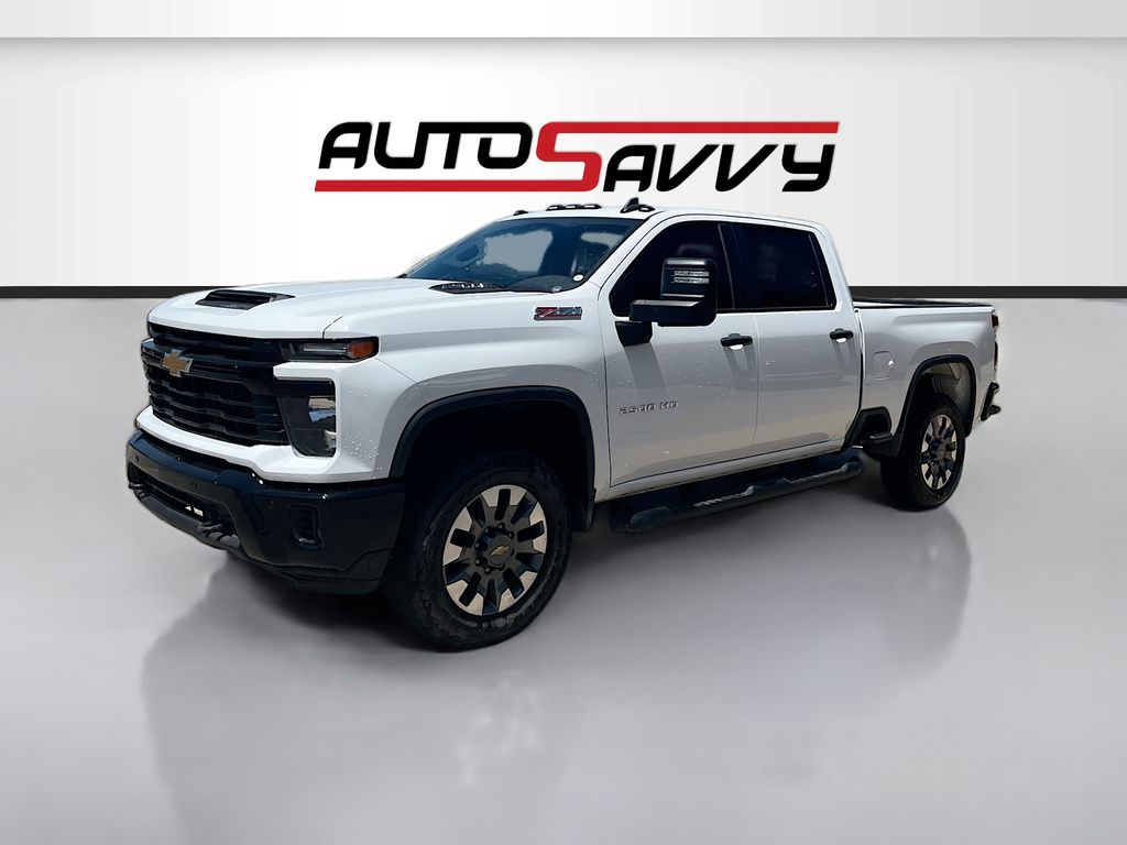 Used 2025 White Chevrolet Custom image 3