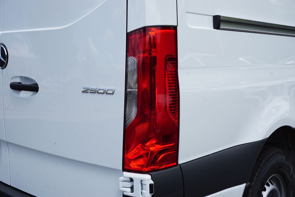 Thumbnail: 2025 Mercedes-Benz Sprinter - 14