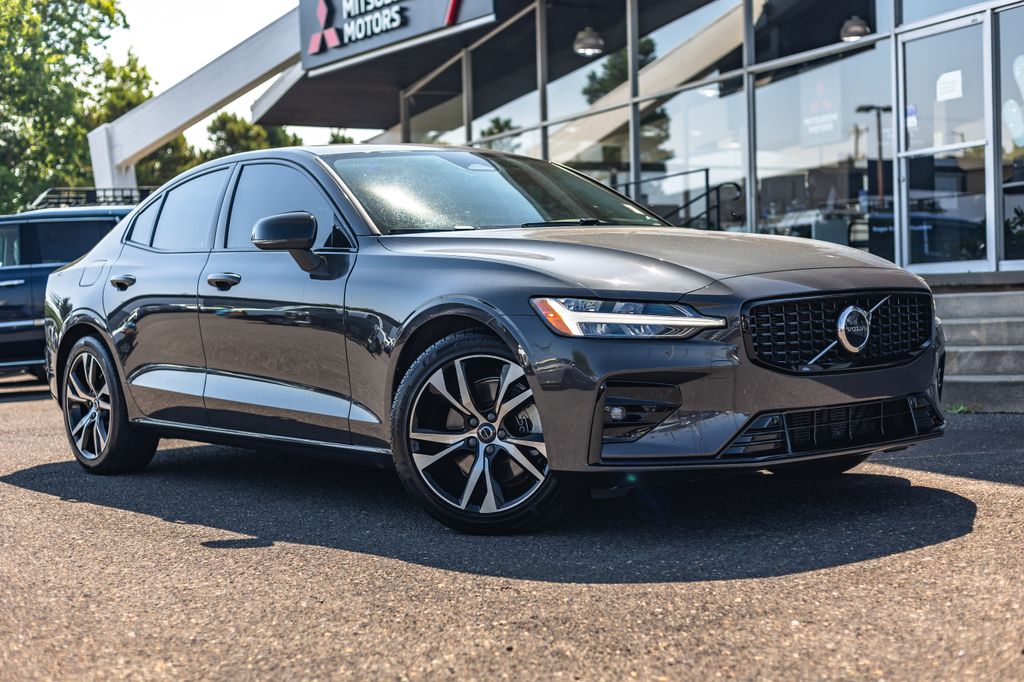 Platinum Gray Metallic 2024 Volvo S60 Sedan Front-Wheel Drive Automatic