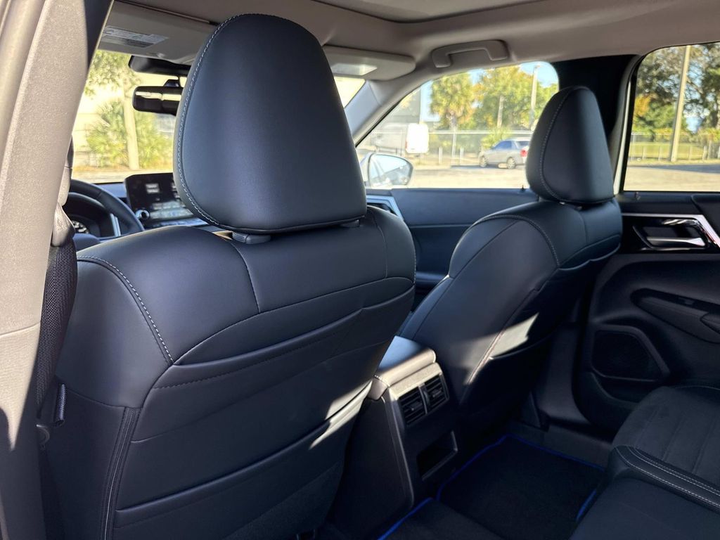 2025 Mitsubishi Outlander Plug-in Hybrid SE - Photo 13