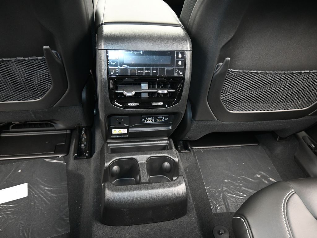 Used 2025 Diamond Black Crystal Pearlcoat Jeep Limited image 30