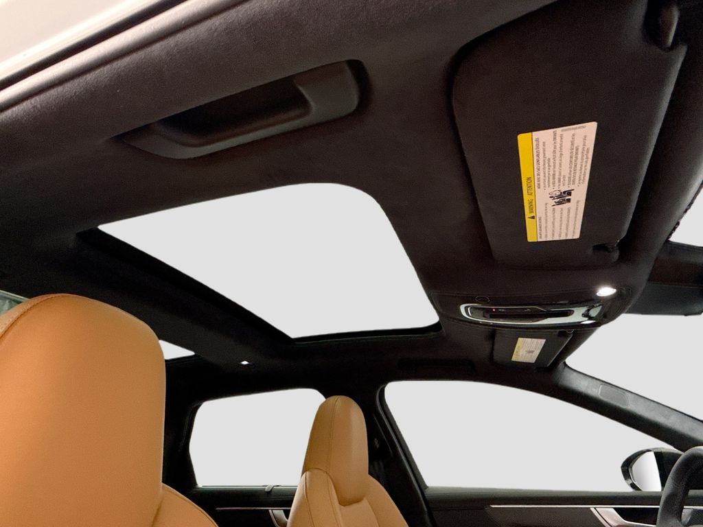 Thumbnail: 2025 Audi RS 6 - 21