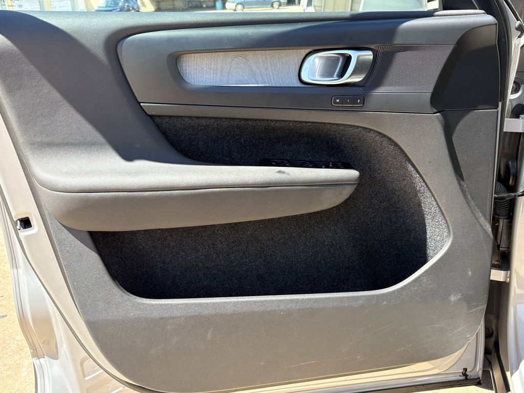 2023 Volvo XC40 B5 Plus Bright Theme - 9
