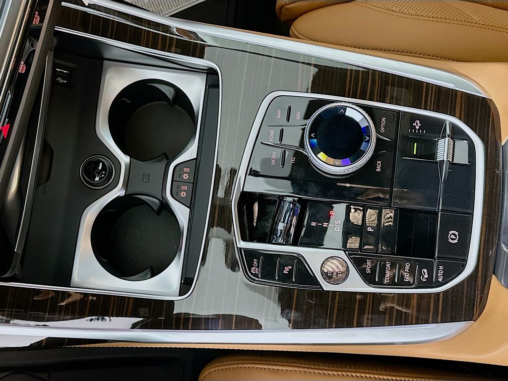 Thumbnail: 2026 BMW X7 - 15