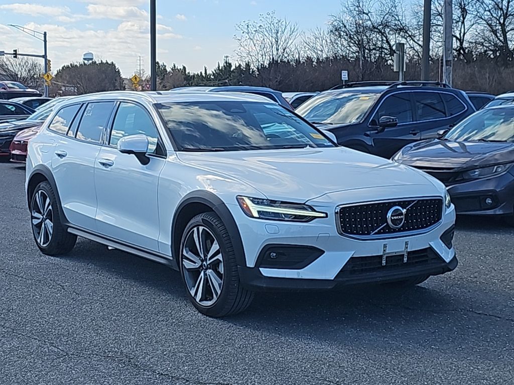 2025 Volvo V60 Cross Country B5 Plus AWD