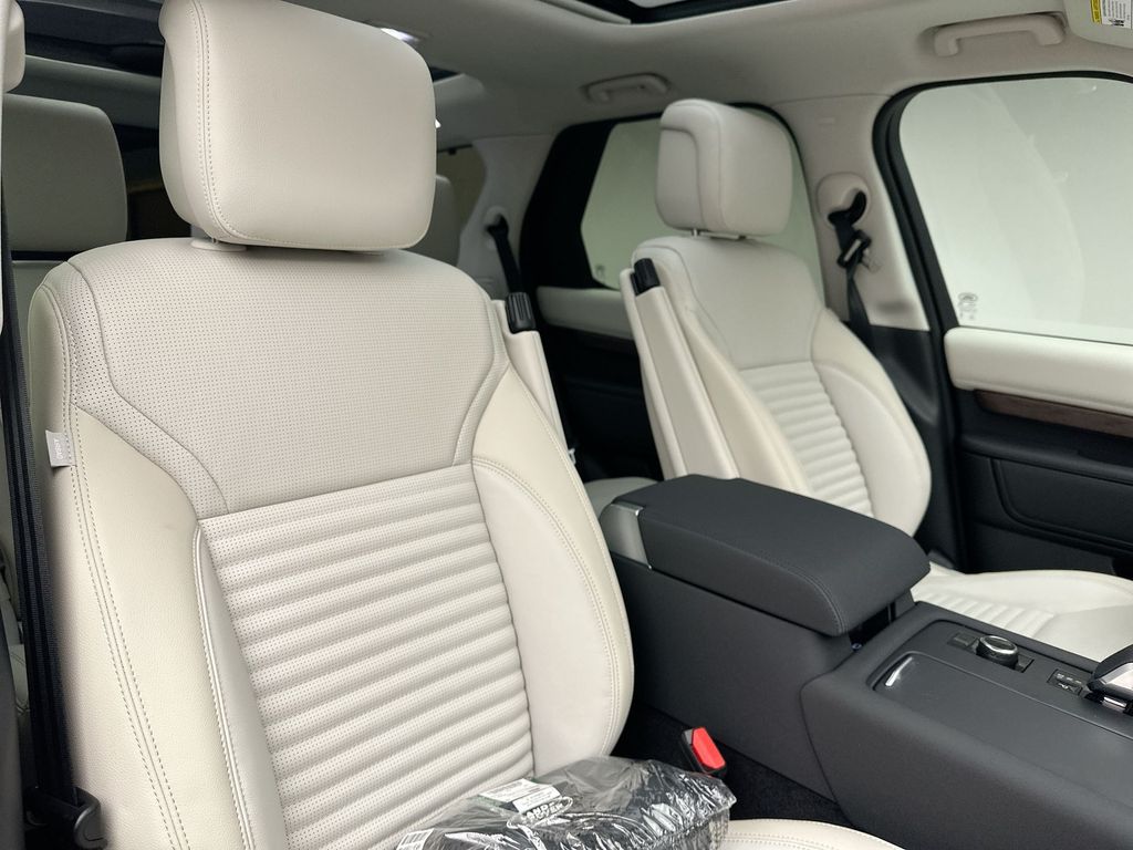 Thumbnail: 2026 Land Rover Discovery - 6