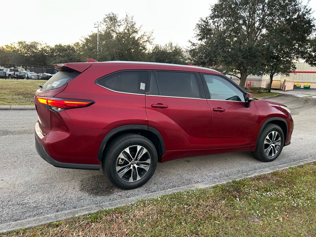 Thumbnail: 2022 Toyota Highlander - 5