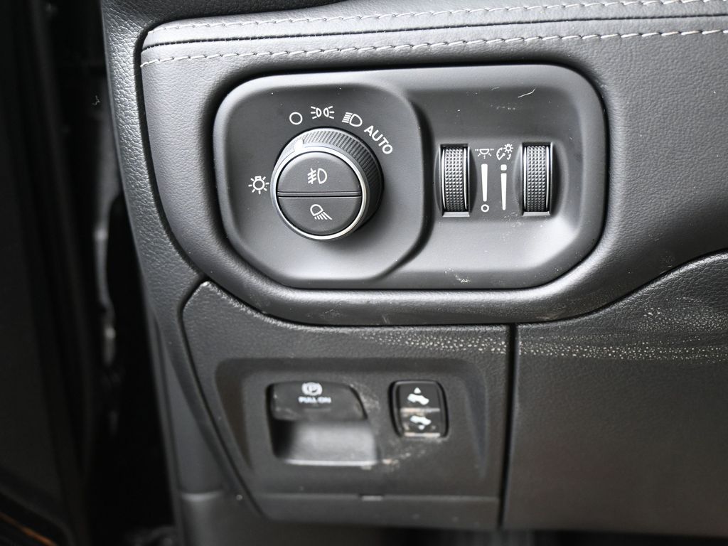 New 2026 Diamond Black Crystal Pearlcoat Ram Limited image 16