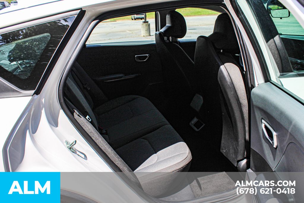 Used 2025 White Kia LXS image 19