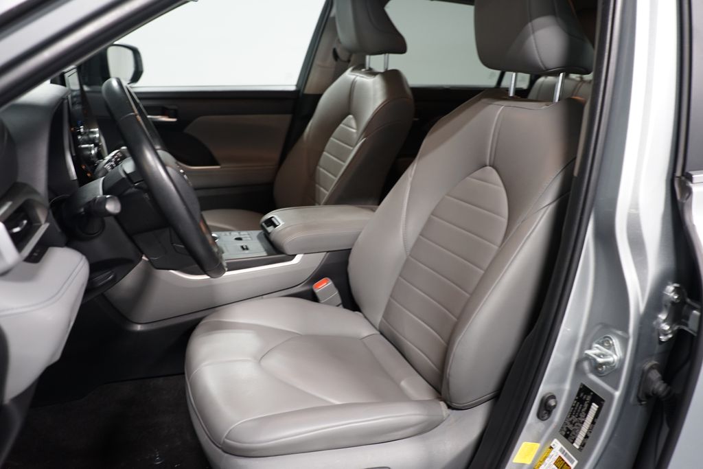 Thumbnail: 2023 Toyota Highlander - 6