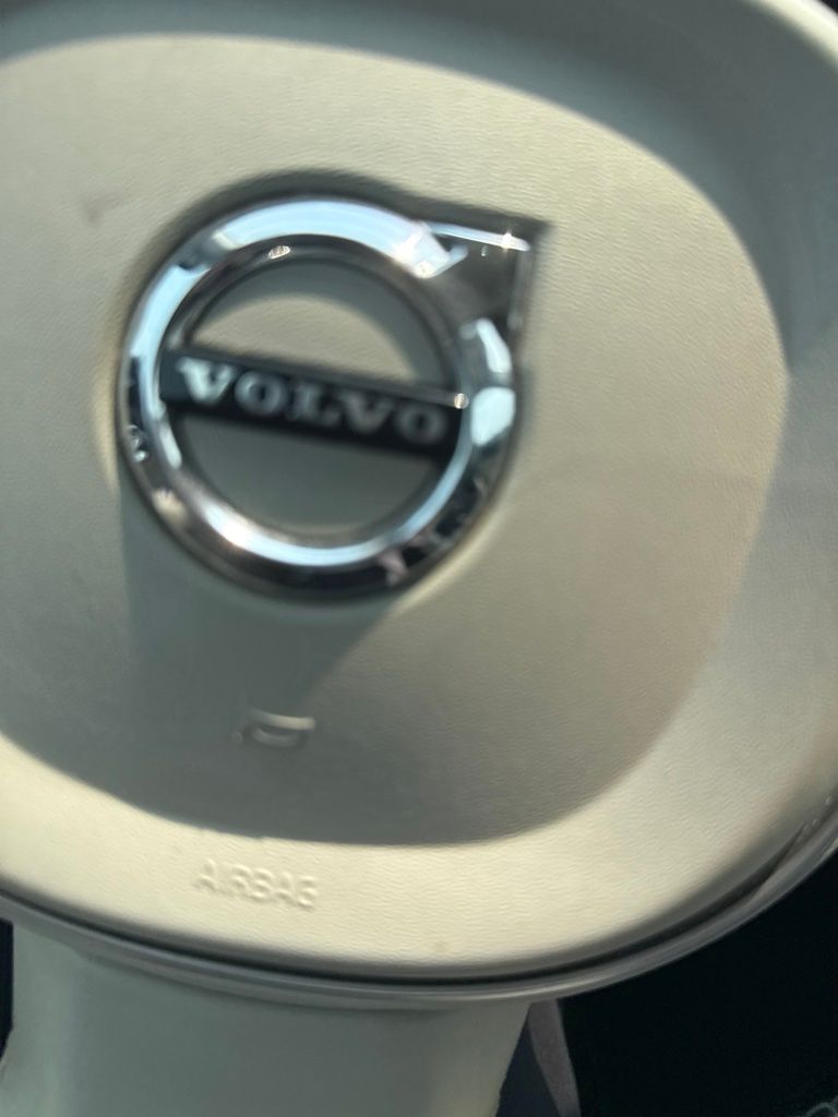 Used 2019 White Volvo T5 Momentum image 6