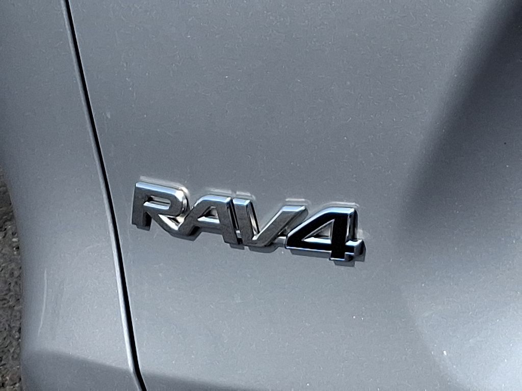 2022 Toyota RAV4 XLE 32