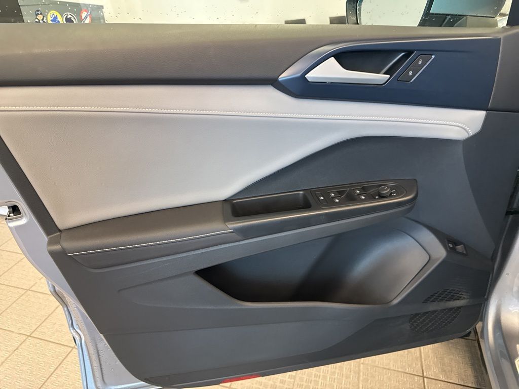 2024 Volkswagen Taos SE photo 16