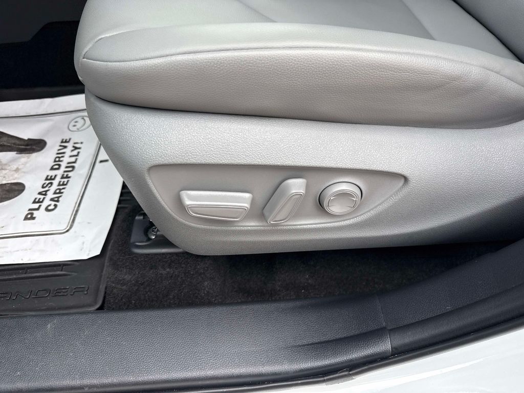 Used 2025 Toyota Highlander Hybrid SUV