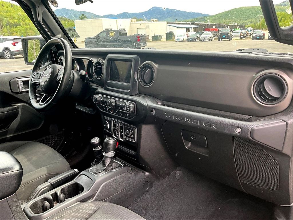 2022 Jeep Wrangler — photo 14