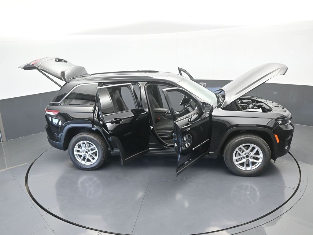 New 2026 Diamond Black Crystal Pearlcoat Jeep Laredo image 63
