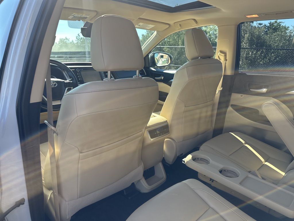 Used Car 2019 Toyota Highlander  Xle For Sale Under $25,000 In Austin, Texas