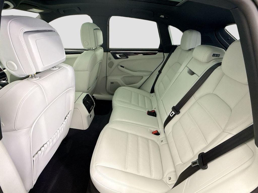 Thumbnail: 2026 Porsche Macan - 19