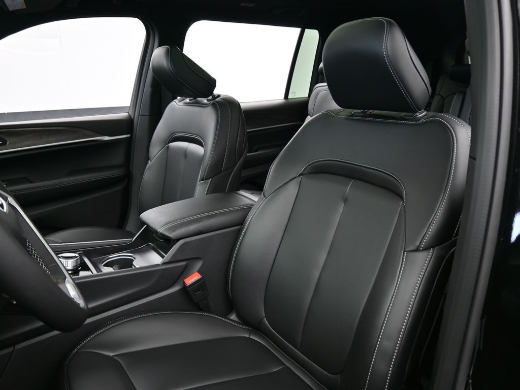 New 2026 Diamond Black Crystal Pearlcoat Jeep Limited image 10