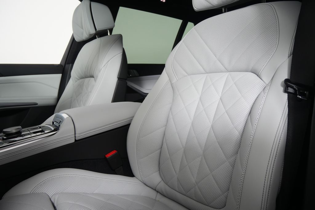 Thumbnail: 2026 BMW X7 - 12