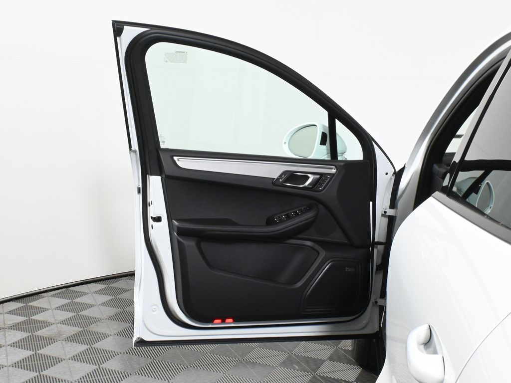 Thumbnail: 2026 Porsche Macan - 30