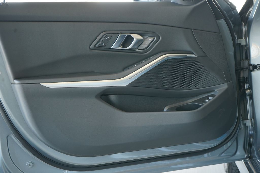 Thumbnail: 2025 BMW 3 Series - 9
