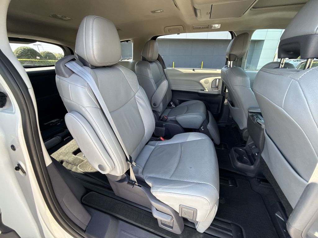 Thumbnail: 2021 Toyota Sienna - 17
