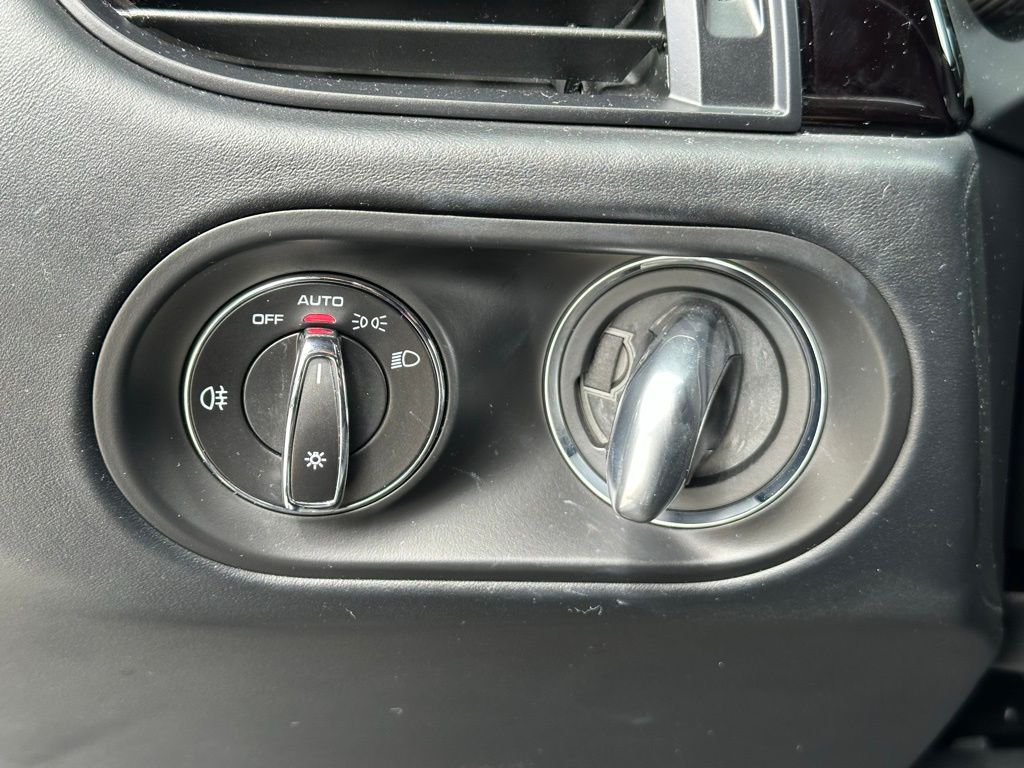 Thumbnail: 2023 Porsche Macan - 32