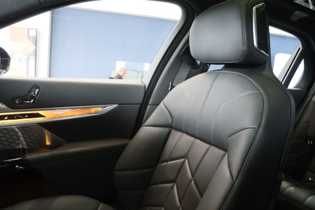 Thumbnail: 2026 BMW 7 Series - 25