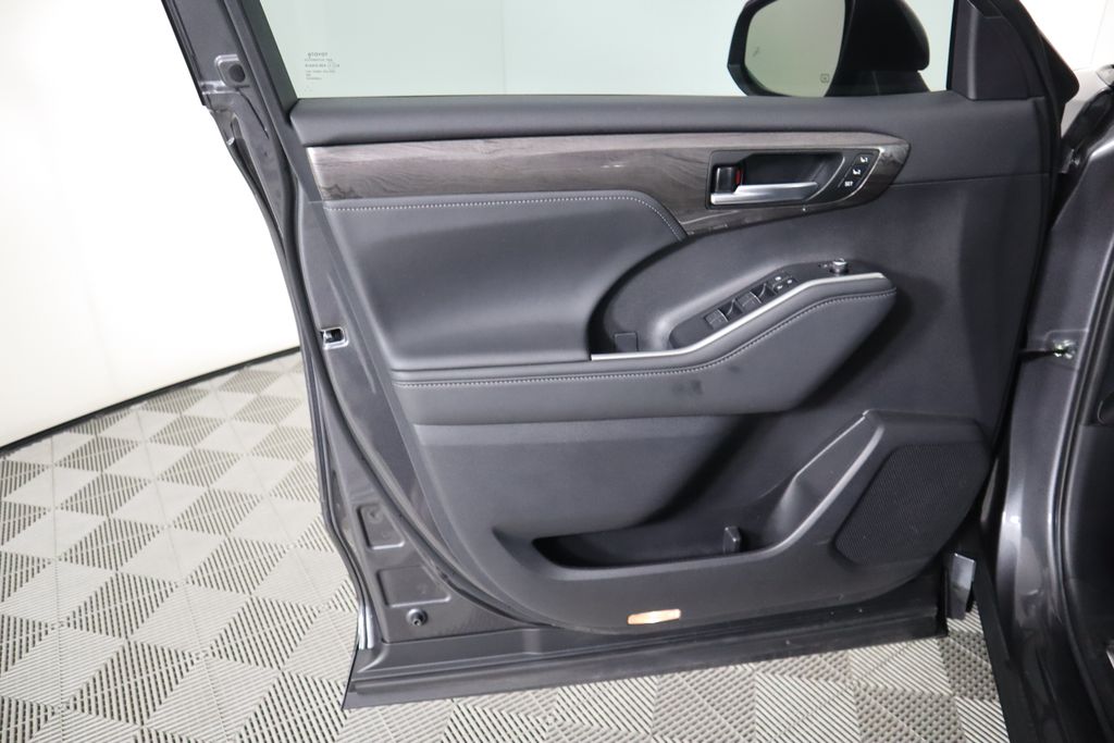 2024 Toyota Highlander Limited 24