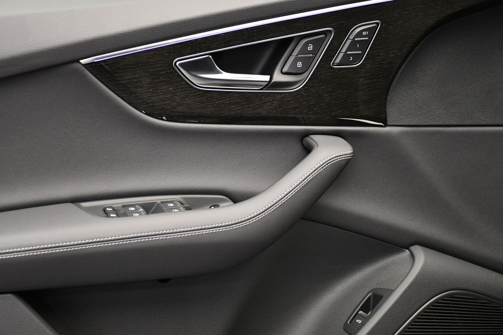 Thumbnail: 2025 Audi Q7 - 32