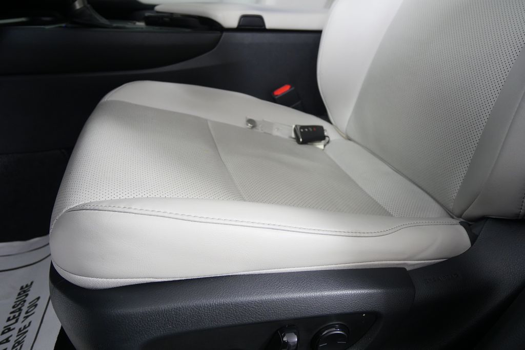 Thumbnail: 2020 Lexus UX - 10