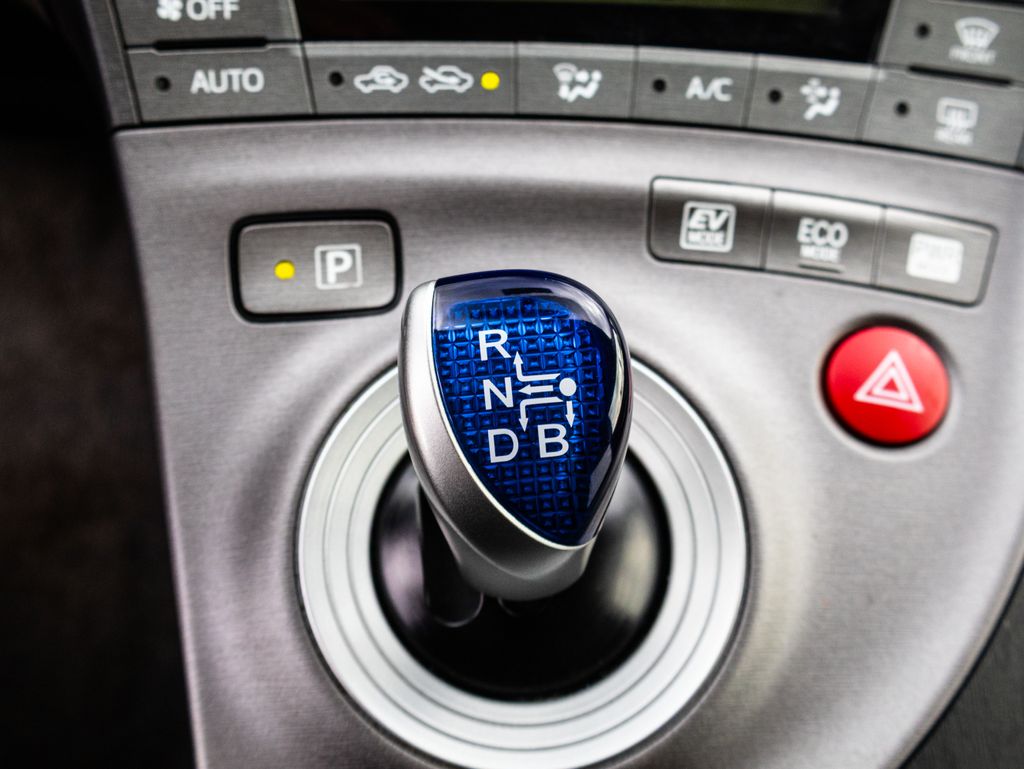 Used 2015 White Toyota Two image 28
